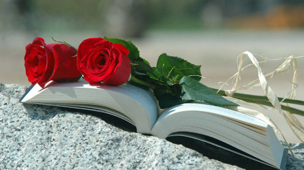 Persona regalant un llibre per Sant Jordi, una tradició que fomenta la lectura i la celebració de la cultura catalana.