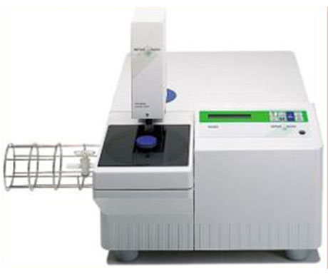 Equipo de laboratorio para análisis térmico y calorimetría con sistema automatizado de medición de muestras.