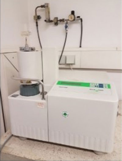 Equipo de laboratorio para análisis térmico y calorimetría en estudios de química física.